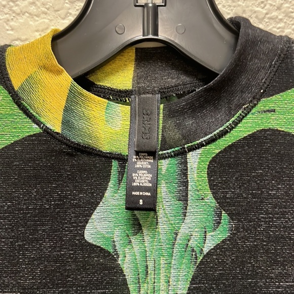 SKIMS Obsidian Print Mesh T-Shirt Bodysuit - Picture 3 of 6